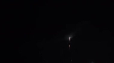 Gece gökyüzünde patlayan havai fişeklerin yakın çekim görüntüleri.