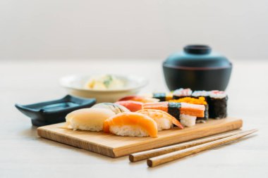 Somon balığı kabuk kabuklu karides ve diğer et suşi maki