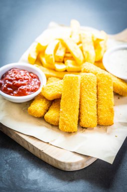 Balık parmak ve patates kızartması veya domates ketçap ve anne ile fiş