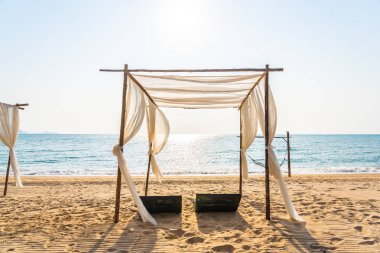 Sandalye şemsiye ve sk güzel plajı deniz okyanusta lounge