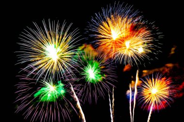 Kutlama için gökyüzünde güzel bir havai fişek gösterisi