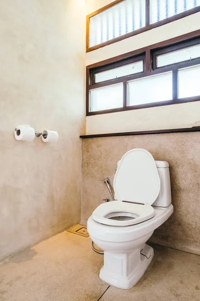 Decoração de assento tigela branca no banheiro — Fotografia de Stock