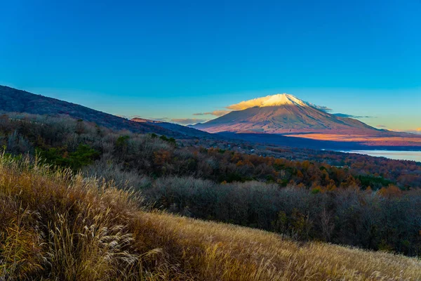 Bela montanha fuji em yamanakako ou lago yamanaka — Fotografia de Stock