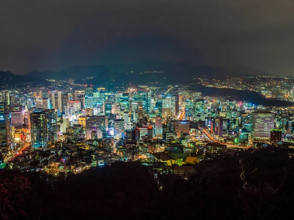 夜のソウルの街を美しい建築 — ストック写真