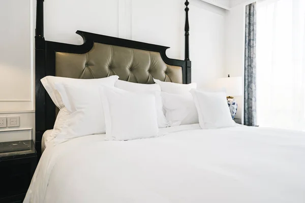 Bのベッドの装飾の美しい贅沢な快適な白い枕 — ストック写真