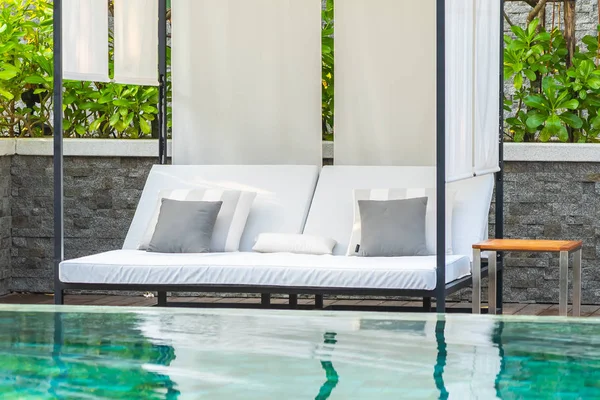 Piscina al aire libre con sombrilla silla salón alrededor de allí fo — Foto de Stock