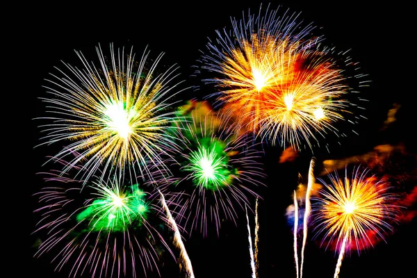 Kutlama için gökyüzünde güzel bir havai fişek gösterisi