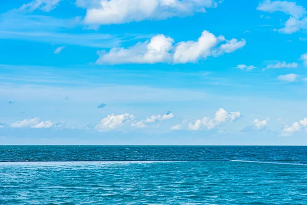 Hermosa piscina al aire libre en el complejo hotelero con nube blanca — Foto de Stock