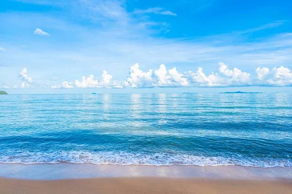 Bela praia tropical mar oceano com nuvem branca céu azul e — Fotografia de Stock