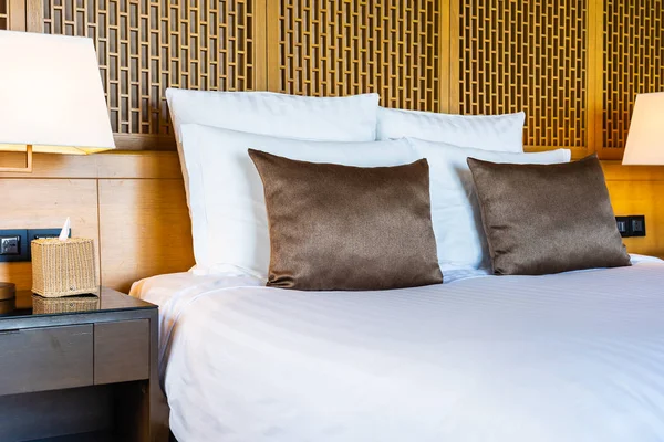 Yatak ve battaniye üzerinde güzel lüks rahat beyaz yastık Dec