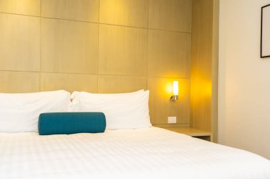 Yatak dekorasyon iç güzel beyaz yastık ve battaniye