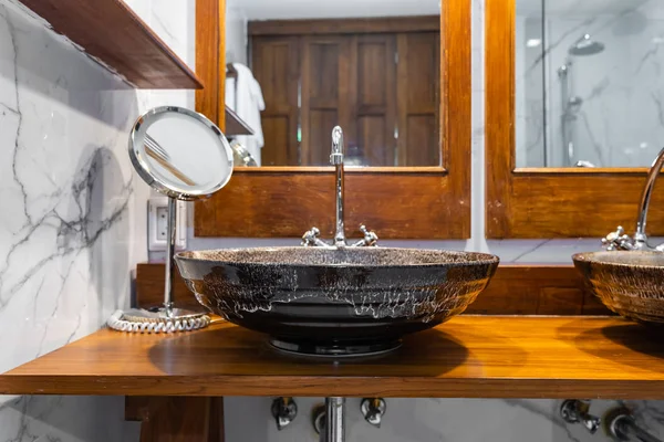 Schöne Dekoration Innenraum Waschbecken und Wasserhahn im Badezimmer — Stockfoto