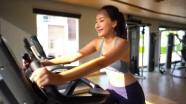 Spor salonunda eğitim güzel Asyalı genç kadın Görüntüleri 