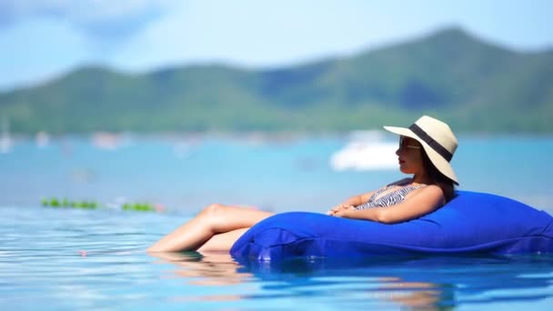 Images Belle Femme Asiatique Détendre Dans Piscine Hôtel — Video