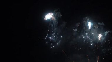 Gece gökyüzünde patlayan havai fişeklerin yakın çekim görüntüleri.