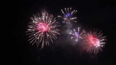 Gece gökyüzünde patlayan havai fişeklerin yakın çekim görüntüleri.