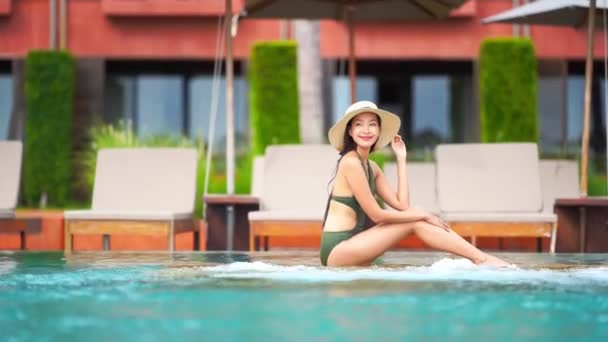 Metraje Hermosa Mujer Asiática Relajándose Piscina Hotel — Vídeos de Stock