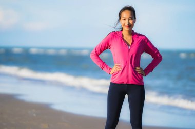 Portre güzel genç Asyalı kadın çalışan ve t üzerinde egzersiz