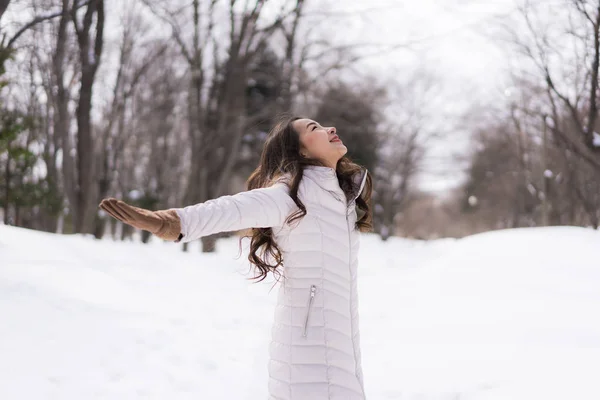 Bela jovem ásia mulher sorrindo feliz para viagem no neve ganhar — Fotografia de Stock