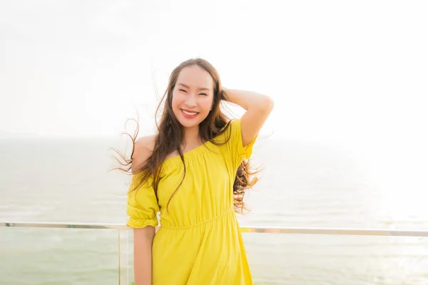 肖像画の美しい若いアジア女性幸せな笑顔し、ou でリラックス — ストック写真