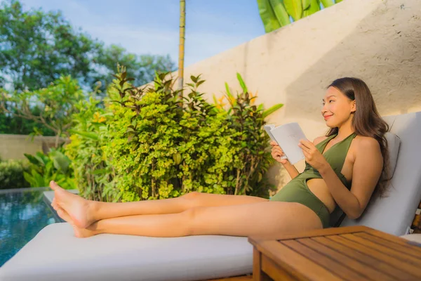 Retrato hermosa joven asiática mujer sentado en la silla cubierta w — Foto de Stock