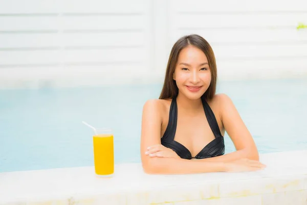 Porträtt vacker ung asiatisk kvinna Happy Smile slappna av runt ou — Stockfoto