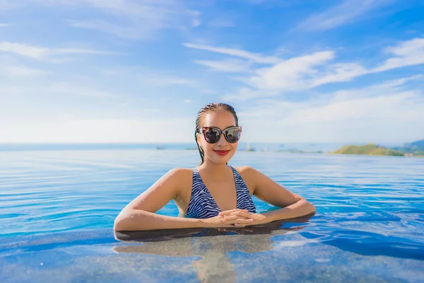 Retrato bonito jovem asiático mulher sorriso feliz relaxar em torno de sw — Fotografia de Stock