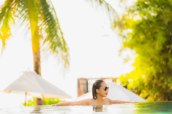 Portrait young beautiful asian woman happy smile and relax in sw — Stock Photo, Image