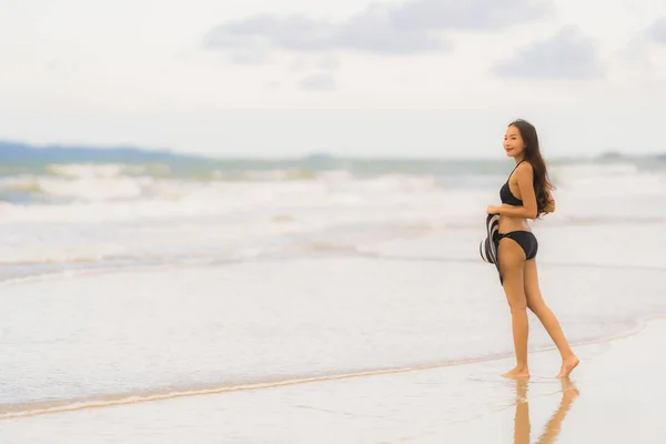 Porträt schöne junge asiatische Frau trägt Bikini am Strand — Stockfoto