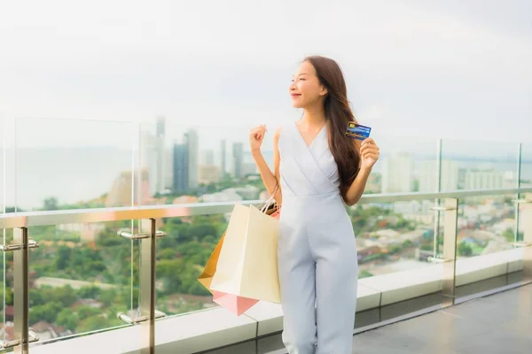 Retrato hermosa joven asiática mujer feliz y sonrisa con crédito — Foto de Stock