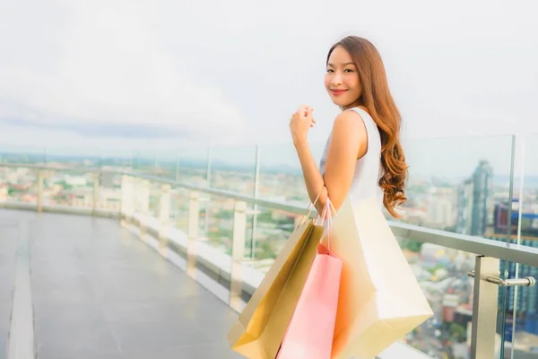 Portrait belle jeune femme asiatique heureux et sourire avec shoppi — Photo