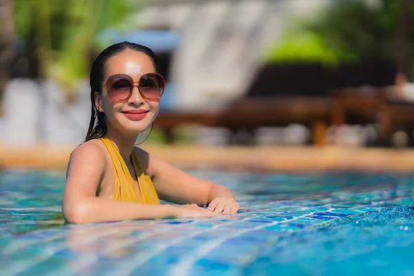 Retrato hermosa joven asiática mujer ocio relajarse sonrisa y hap —  Fotos de Stock