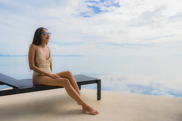 초상화 젊은 아시아 여자 휴식 미소 행복 주위에 수영 poo — 스톡 사진