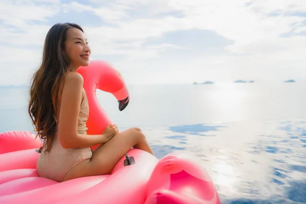 肖像 年轻的 亚洲 女人 在 充气 浮动 火烈鸟 周围 o — 图库照片