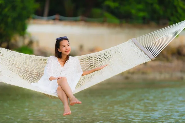 Portret piękny młody Asian kobieta siedzący na hamak około s — Zdjęcie stockowe