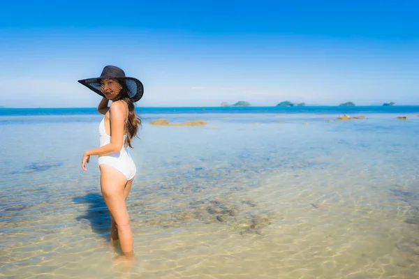 Porträtt vacker ung asiatisk kvinna ser havet stranden havet för — Stockfoto