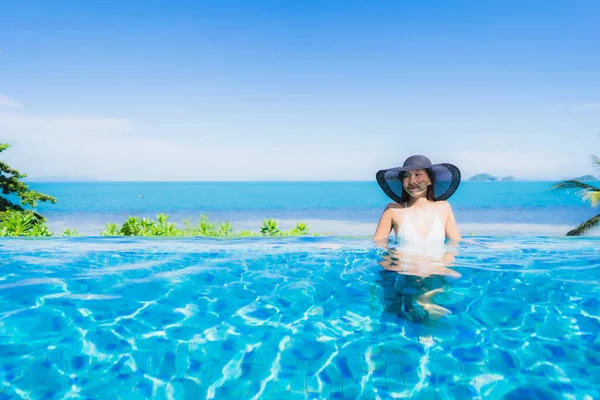 Portrait beautiful young asian woman relax in luxury outdoor swi — Stock Photo, Image