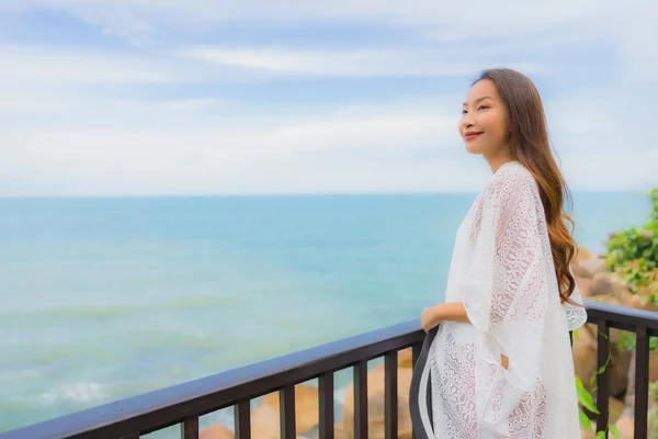 Retrato bonito jovem asiático mulher olhando mar praia oceano para — Fotografia de Stock