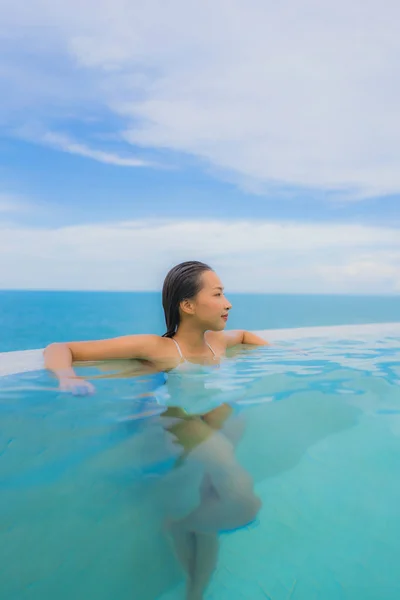 Ritratto giovane donna asiatica relax sorriso felice intorno a nuoto all'aperto — Foto Stock