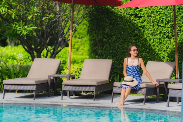 Retrato joven asiático mujer relax sonrisa feliz alrededor al aire libre nadar —  Fotos de Stock