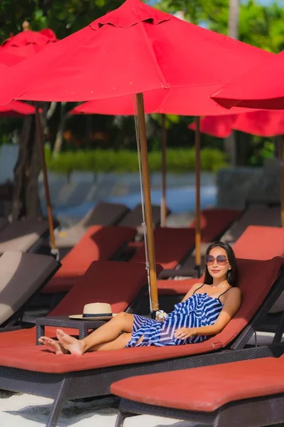 Portret jonge Aziatische vrouw glimlach gelukkig rond strand zee oceaan Wi — Stockfoto