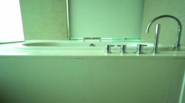 Modern apartman içindeki lüks banyo görüntüleri.