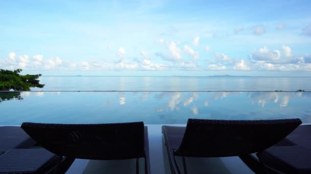 リゾートホテルでの空のプールの静かな映像 — ストック動画