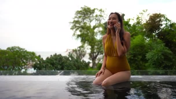 Imagini Ale Unei Frumoase Femei Asiatice Care Relaxează Piscină Hotel — Videoclip de stoc