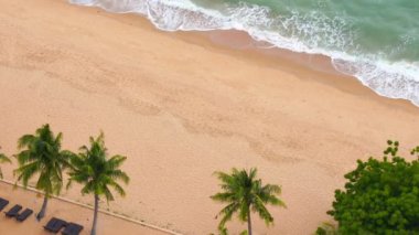 Güzel dalgalı denizin sakin görüntüleri.