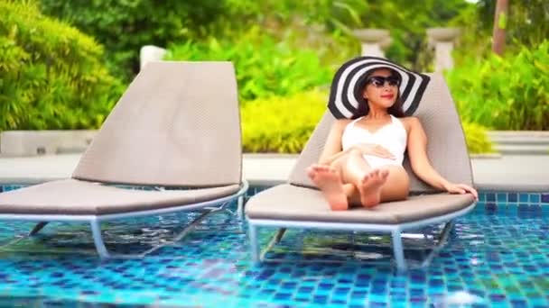 Metraje Hermosa Mujer Asiática Relajándose Piscina Hotel — Vídeo de stock