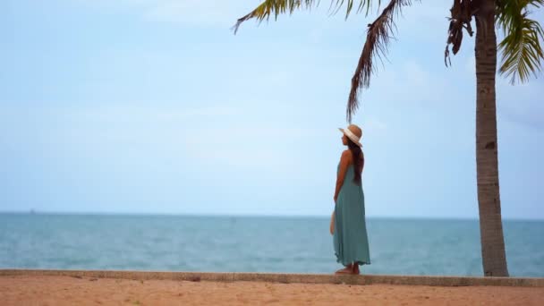 Metraje Hermosa Mujer Asiática Relajándose Orilla Del Mar Durante Las — Vídeo de stock