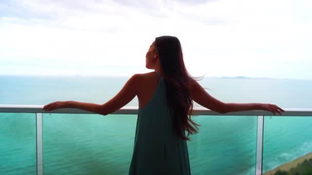 Metraje Hermosa Mujer Asiática Relajándose Orilla Del Mar Durante Las — Vídeo de stock