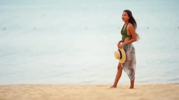 Съемка Красивой Азиатской Женщины Отдыхающей Берегу Моря Время Летних Каникул — стоковое видео