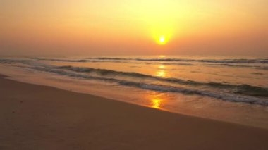 Güzel dalgalı denizin sakin görüntüleri.